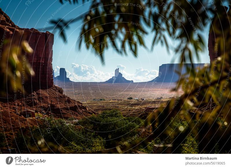 Gerahmte Aufnahme der Fäustlinge im Monument Valley gerahmt Landschaft Inder Western Utah Natur Himmel navajo Park Wahrzeichen Amerikaner Arizona wild reisen