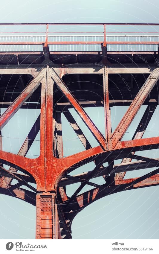 Charmantes altes Eisen Viadukt Rost verrostet Brücke Stahlbrücke Eisenbahnviadukt Eisenbahnbrücke Fachwerkbrücke Stahlbau Stahlbaubrücke Rabensteiner Viadukt