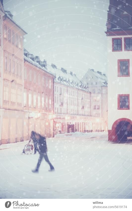 Menschen eilen durch den Flockenwirbel über den verschneiten Marktplatz Winter Schneeflocken winterlich Stadt Häuserzeile Altmarkt Schneetreiben Schneefall