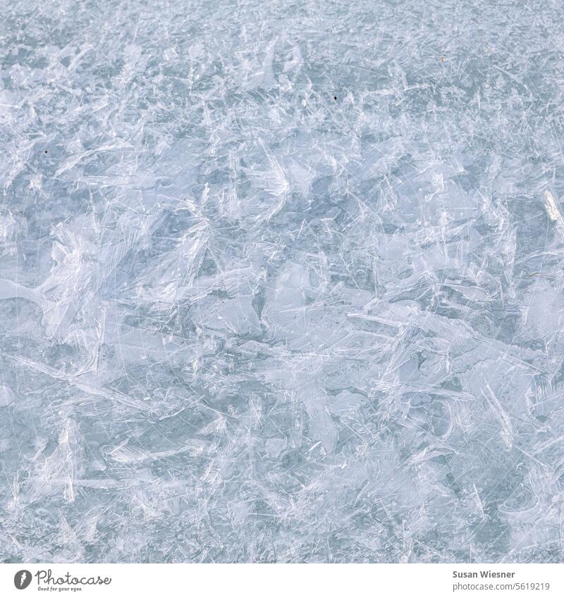 Eisstrukturen mit unterschiedlichen Kristallbildungen Eiskristall Frost Winter gefroren Kristallstrukturen Außenaufnahme