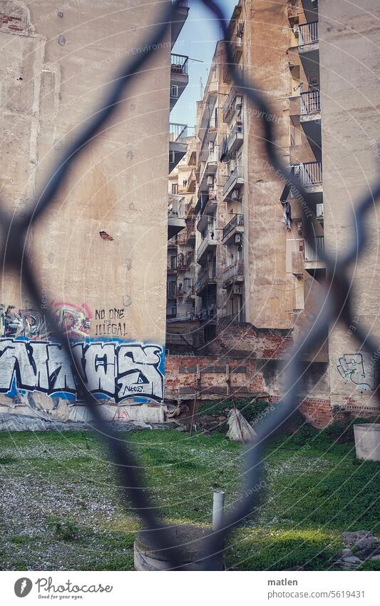Wohngebiet Hochhaus Plattenbau Thessaloniki Zaun Balkon Graffiti Visavis gegenüber Stadt trist Außenaufnahme urban