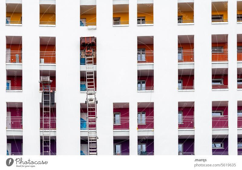 Bunte Wohneinheiten bunt Fassade weiß viele wohnen Umzug (Wohnungswechsel) Leiter wohneinheit Vielfältig Vielfalt modern Architektur Ordnung