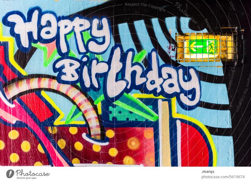 Happy Birthday Geburtstag Freude Glückwünsche Schriftzeichen mehrfarbig Alles Gute bunt exit Pfeil Hinweisschild Wand Geburtstagswunsch Graffiti Feste & Feiern