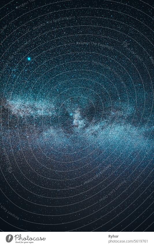 Blaue Farbe Hintergrund Real Night Sky Stars With Milky Way Galaxy. Natürliche Starry Sky Hintergrund Glühende Sterne sternenklar Astronomie strahlend schön