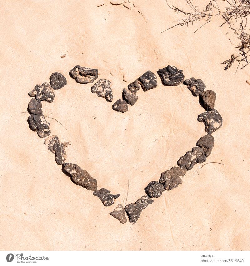 Herz aus Stein Partnerschaft Liebeserklärung Verliebtheit Valentinstag Gefühle Romantik Wärme heiß trocken Strand Sand Symbole & Metaphern herzförmig