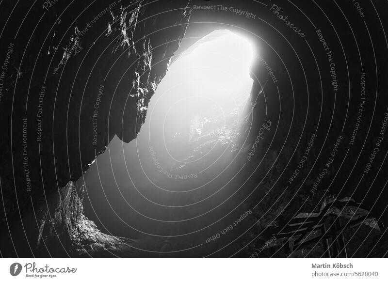 Felsenhöhle mit Loch, durch das Licht scheint. Unterwelten in Schweden. Mystisch Höhle Golfloch Sonnenlicht Urlaub Glanz Gefahr Nationalpark Faszination reisen