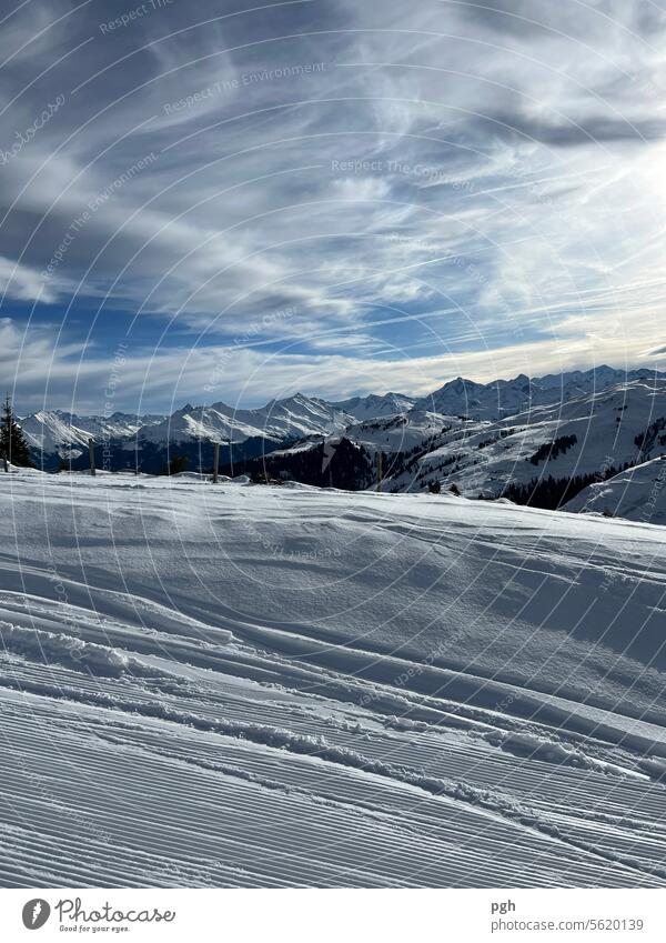 Traumstimmung in den Bergen Berge u. Gebirge berglandschaft Schnee Winter Skifahren Skipiste Schneebedeckte Gipfel Wolken Piste Skigebiet
