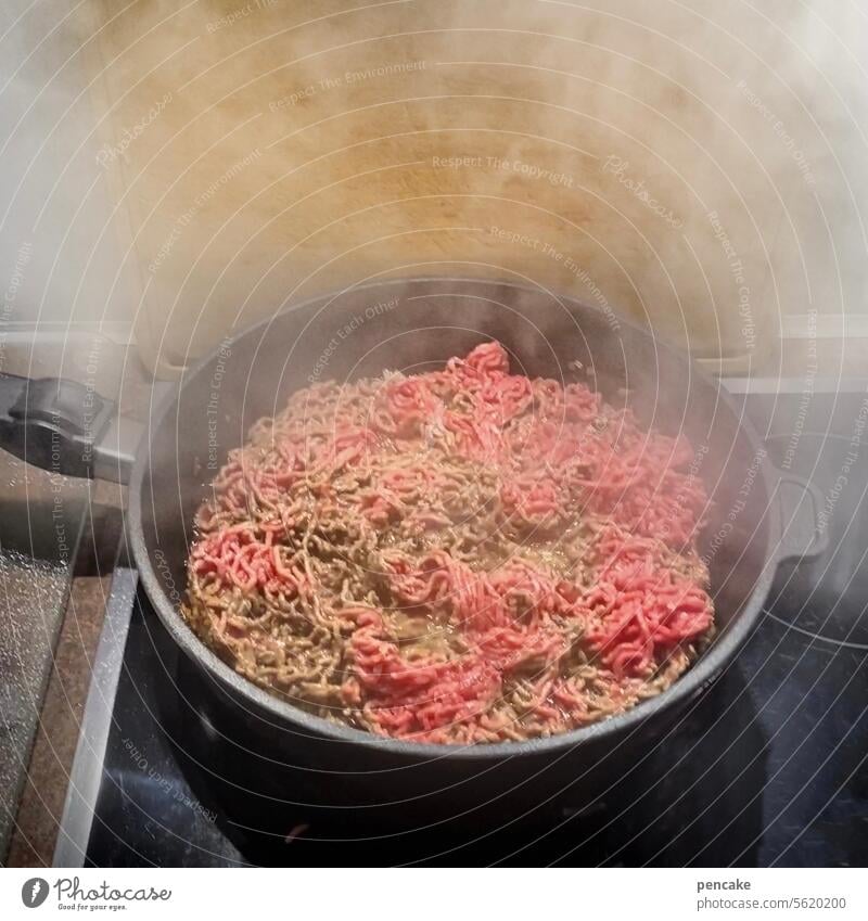 rauchmelder | falscher alarm kochen Herd Pfanne Rauch Bolognese Alarm Essen lecker anbraten Hackfleisch italienisch Rauchmelder Rauchentwicklung