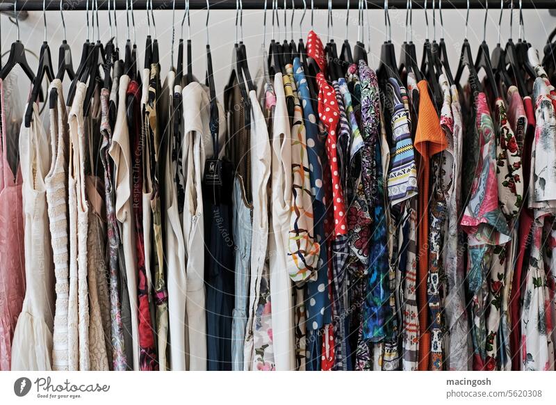 Vintage-Kleider auf einer Kleiderstange in einem Second Hand-Shop Second-Hand Laden Mode Bekleidung Farbfoto gebraucht Flohmarkt retro kaufen verkaufen