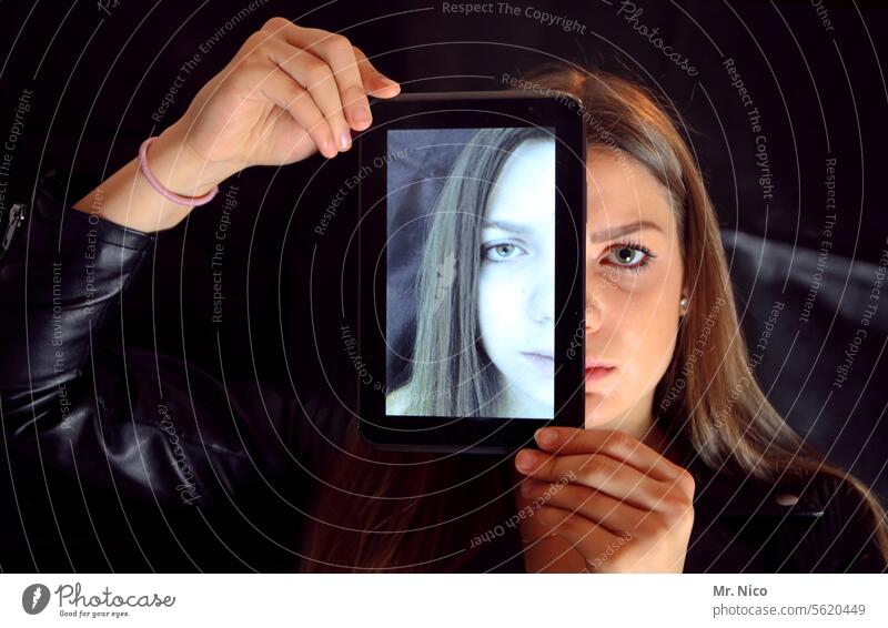 halbe halbe Tablet Computer Technik & Technologie Vorher nachher Spiegelbild Porträt Kopf Gesicht geschminkt Ungeschminkt digital Blick in die Kamera