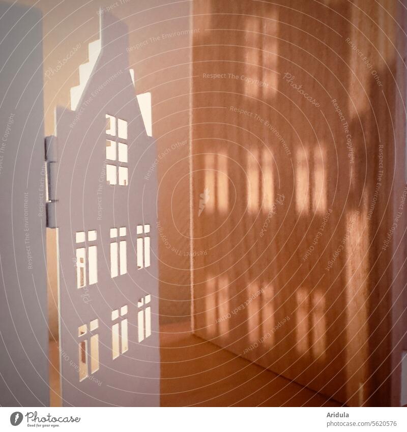 Kleines Fensterschattenspiel Haus Schatten Licht Kerze Fensterkreuz Wand Holz Gebäude Kontrast Dekoration & Verzierung Stimmung gemütlich