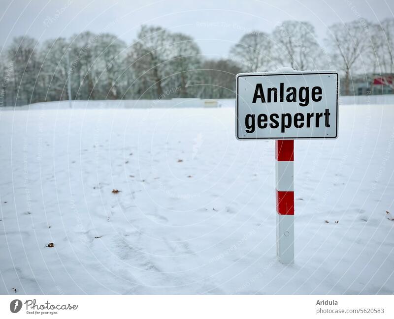 „Anlage gesperrt“ Schild auf verschneitem Sportplatz Winter Schnee Schilder & Markierungen Hinweisschild Menschenleer Warnhinweis Sicherheit Bäume