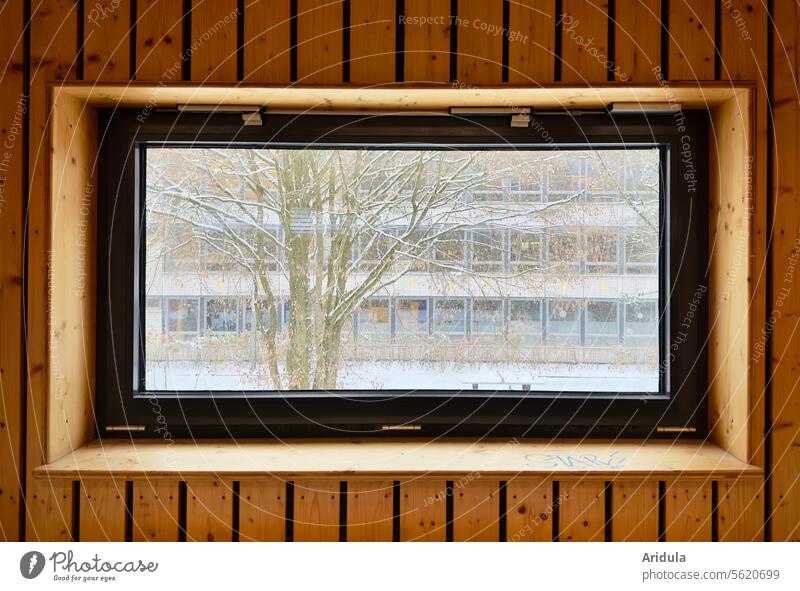 Blick auf eine Gebäude und einen Baum im Schnee durch ein Fenster Rahmen Fensterrahmen Holz Wand Holzwand Vertäfelung Winter Haus Architektur Bauwerk Fassade