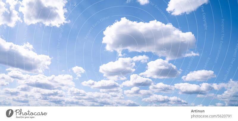 Schöne blaue Himmel und weiße Kumuluswolken abstrakten Hintergrund. Cloudscape Hintergrund. Blauer Himmel und flauschige weiße Wolken an sonnigen Tagen. Blauer Himmel und Tageslicht. Welt-Ozon-Tag. Ozonschicht. Sommerhimmel.