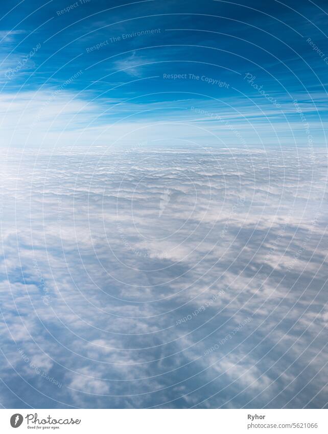 Schöne Aussicht auf sonnigen Himmel über weißen flauschigen Wolken aus der Höhe Flug des Flugzeugs. Horizont Ansicht Natur Textfreiraum Abend Ebene