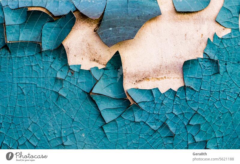 Wandtextur mit rissig abblätternder blauer Farbe abstrakt gealtert Alterung antik Hintergrund blanko Backsteinwand gebrochen Beton Betonmauer Riss Schaden