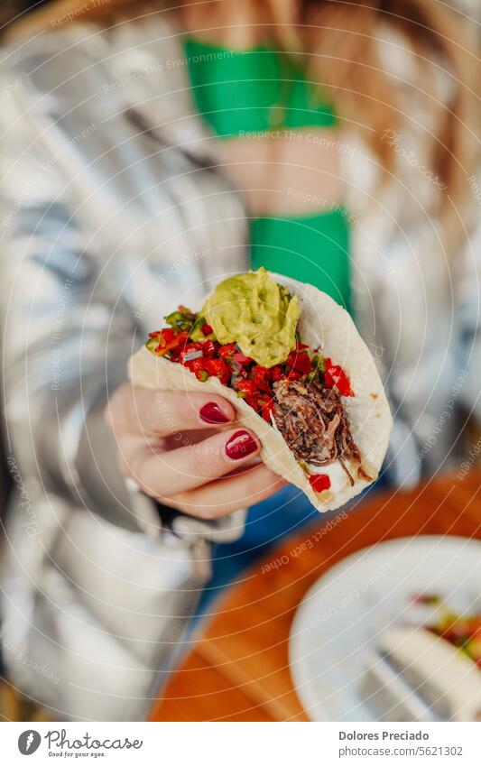 Mexikanischer Taco mit geschnetzeltem Schweinefleisch und Guacamole authentisch Hintergrund Rindfleisch Rindfleisch-Tacos blau Cheddar Peperoni Nahaufnahme