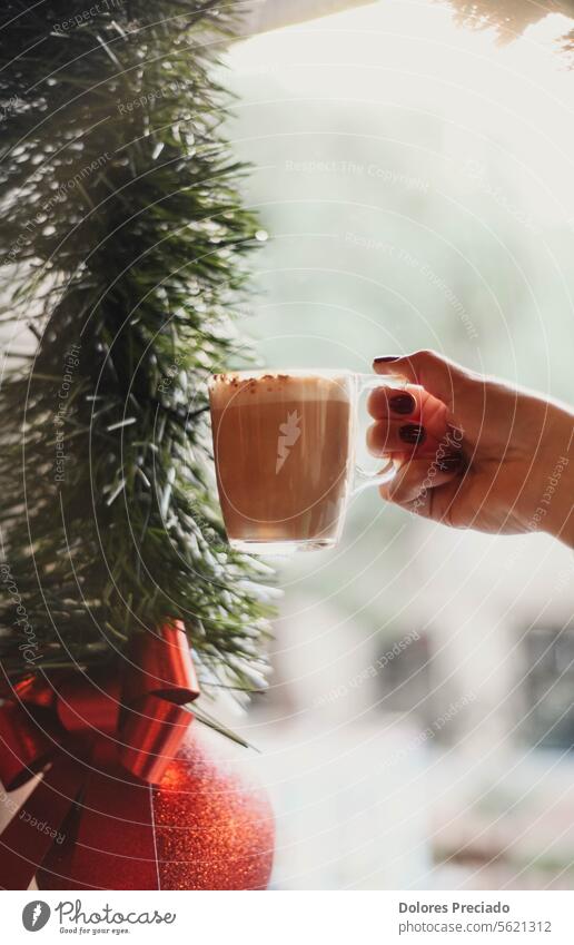 Eine Tasse Milchkaffee nach italienischer Art, ideal für die Weihnachtszeit arabica Aroma aromatisch Kunst Hintergrund Bohnen Getränk schwarz Frühstück braun