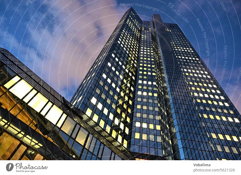 Hochhaus in Frankfurt, früh morgens architektur beleuchtung business bürogebäude fassade fenster frankfurt hochhaus licht nacht nachts frueh wolkenkratzer