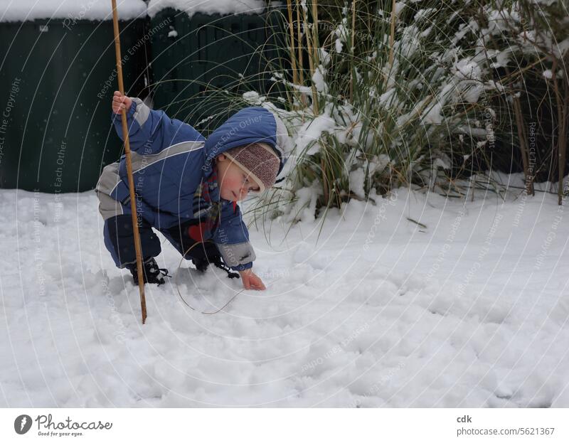 Frohe Weihnachten! 🌟 Kleiner Weihnachtswichtel prüft die Schneeverhältnisse! Kind Kleinkind Garten Winter kalt weiss Natur Kindheit Wetter Freude Frost Eis