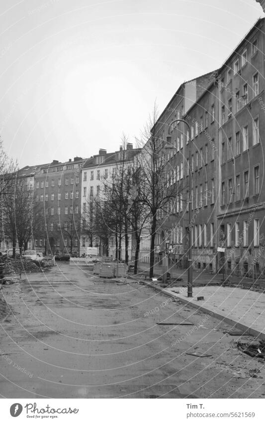 eine leere Straße im Winter in Berlin Prenzlauer Berg s/w Hauptstadt Stadt Stadtzentrum Schwarzweißfoto Außenaufnahme Altstadt Menschenleer bnw Tag Architektur