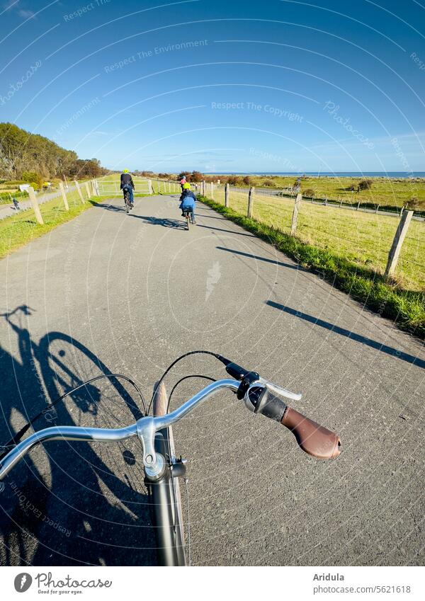 Heute nehmen wir das Rad … Fahrrad Fahrradtour Deich Familienausflug Familienzeit Fahrradfahren Außenaufnahme Wege & Pfade Verkehrsmittel Bewegung Fahrradweg