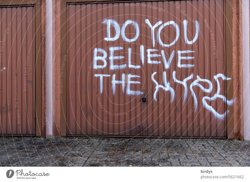 Do you believe the hype ? Schrift auf einem Garagentor Hype angesagt Graffiti spektakulär Frage Euphorie trendy garagentor Schriftzeichen Begeisterung
