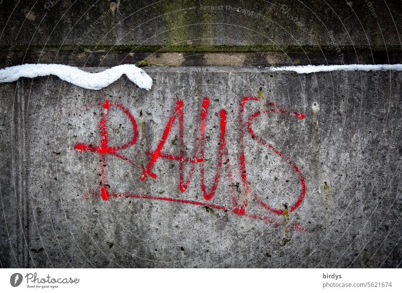 Raus - Graffiti,rote Schrift auf grauer Betonmauer raus graffiti raus gehen raus schmeißen nach drausen Schriftzeichen rausschmiss Schnee verwittert