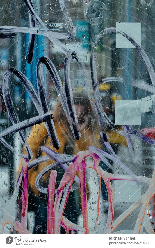 Verschmierte Glasscheibe und telefonierende Frau verschmiert Schmiererei Graffiti dreckig Schriftzeichen Straßenkunst Stadtszene trashig Subkultur Jugendkultur