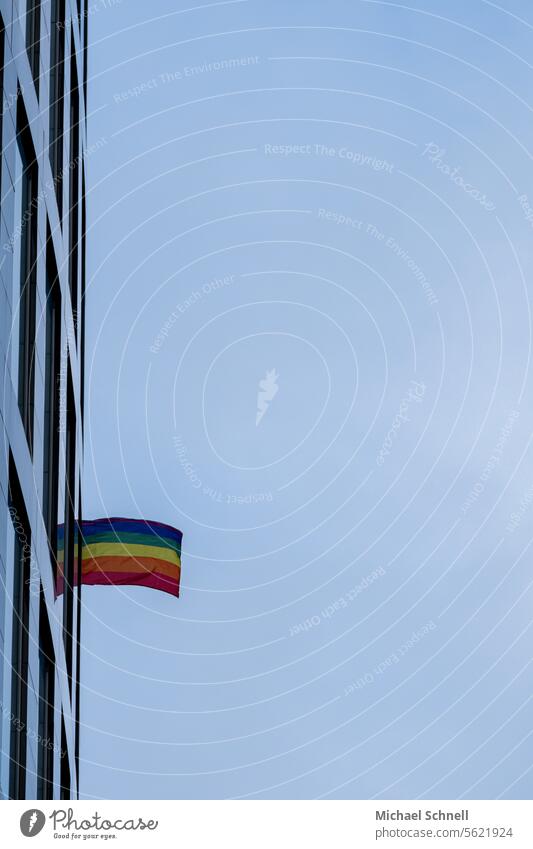 Wehende Regenbogenfahne Regenbogenfahnen Toleranz Gleichstellung Vielfalt Homosexualität Regenbogenflagge Liebe Freiheit Symbole & Metaphern Sexualität lgbtq
