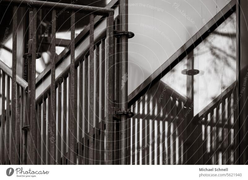 Gitter und Geländer an einem Haus gitterzaun Zaun Metall Gitterzaun Strukturen & Formen Schutz Sicherheit Barriere Konstruktion Baustelle Zäune Absperrgitter