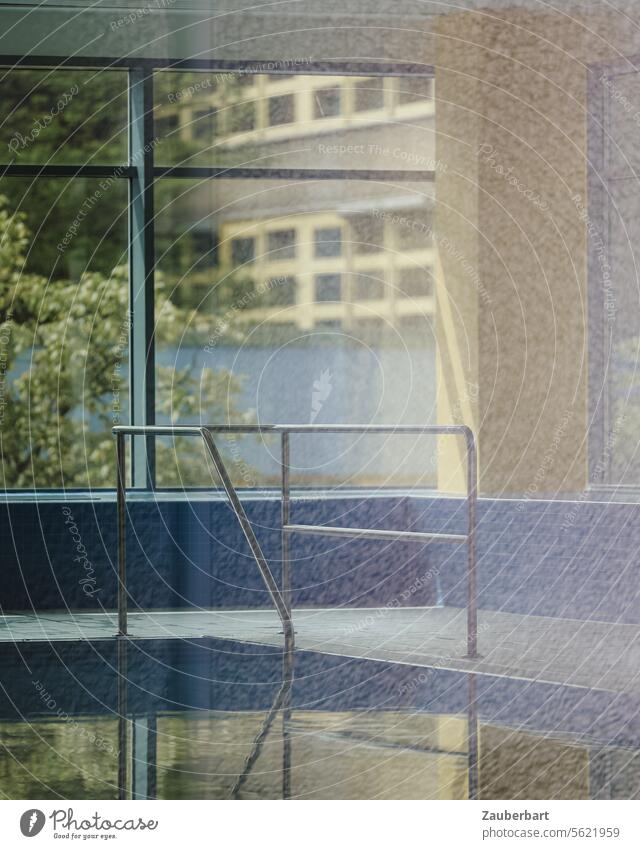 Hallenbad, Geländer, Fensterfront, Spiegelung gelb blau pastell Hochhaus modern wasser baden geometrisch Reflexion & Spiegelung Architektur Fassade Glas
