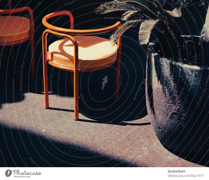 Gartenstuhl der 70er Jahre, Kübel und Streiflicht mit Schatten Restaurant Sitzgelegenheit Terrasse Gastronomie Außenbereich Licht Sonne Sommer sitzen Café