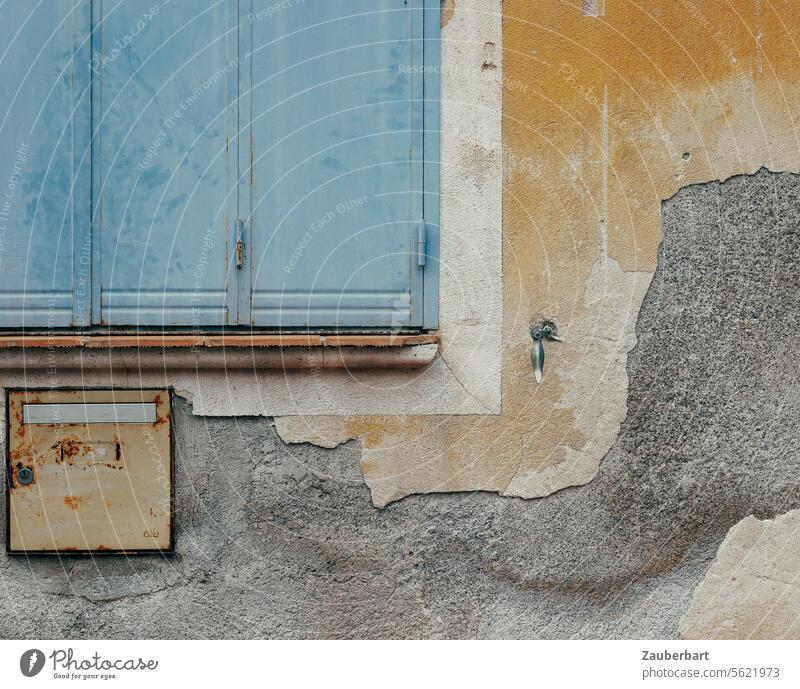 Architektonisches Stillleben aus Fensterladen in himmelblau, Briefkasten und Fassade mit blätterndem Putz Struktur Form abstrakt geometrisch urban Verfall