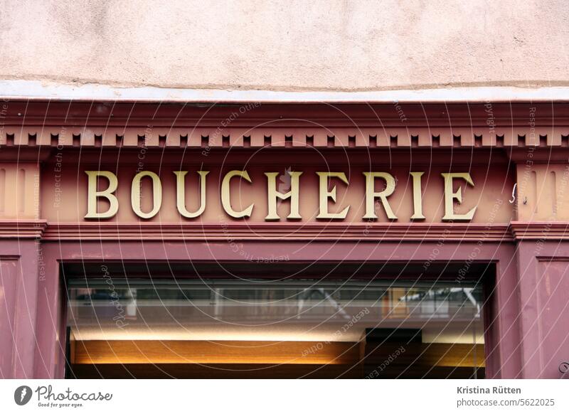 boucherie steht an der fassade der französischen metzgerei beschriftung buchstaben werbung typo typografie architektur außen außenwerbung gebäude geschäft