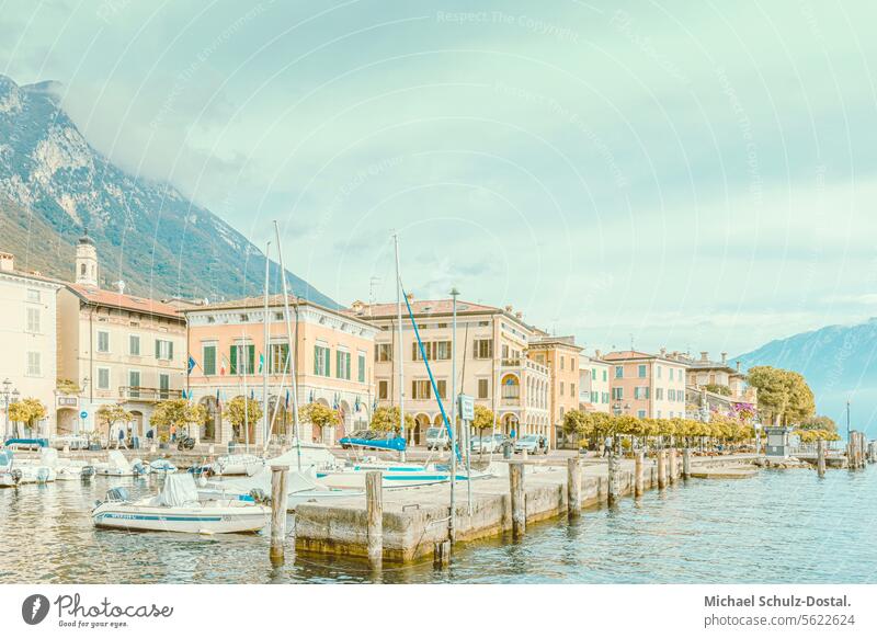 Hafen von Gargnano am Gardasee in Pastellfarben Lago garda italien lombardei wasser hafen seascape port pittoresk seeblick pastel
