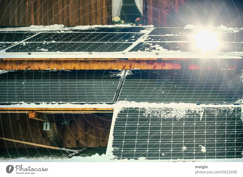 Solaranlage im Schnee Energie Erneuerbare Energie Sonnenenergie Solarenergie Solarzellen Umweltschutz Energiewirtschaft Energiewende Photovoltaik nachhaltig