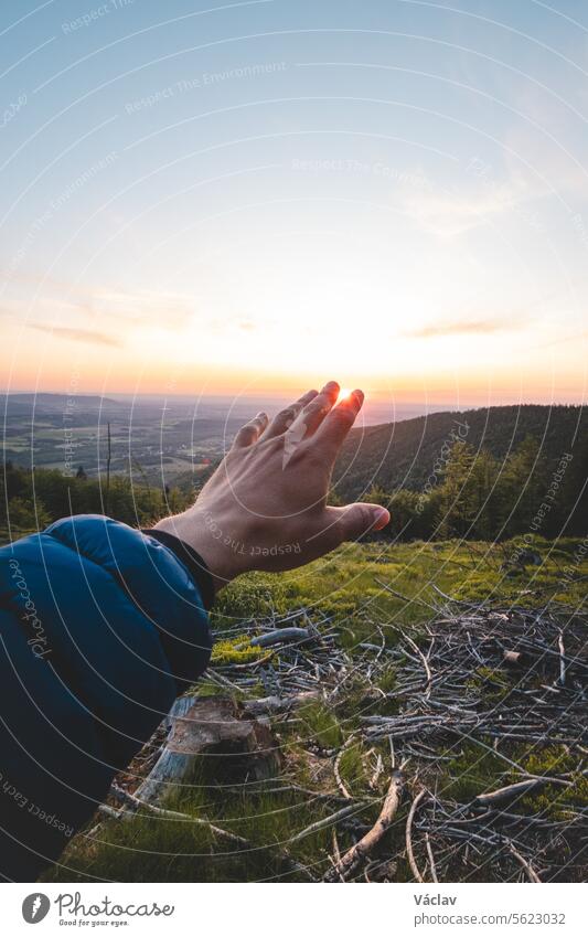 Den Sonnenuntergang zwischen den Fingern auf dem Gipfel eines Berges einfangen, Beskiden, Tschechische Republik Freiheit Silhouette Sonnenaufgang Harmonie
