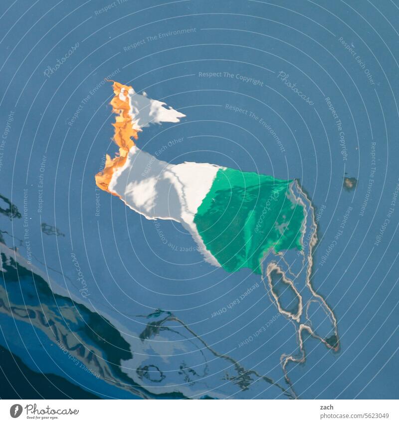 Flagge zeigen Irland Republik Irland Fahne Wasser Spiegelung