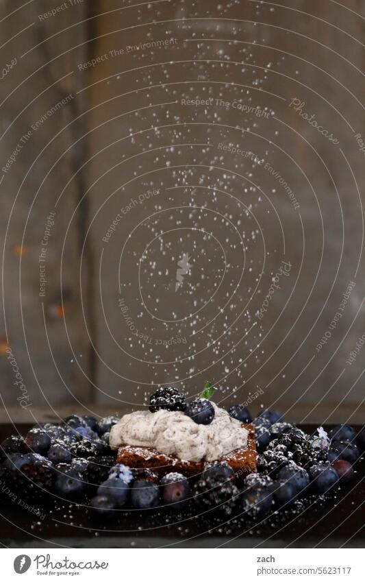 Geschmacksexplosionen Kuchen Blaubeeren schlagsahne Backwaren Foodfotografie backen Lebensmittel Puderzucker süß lecker Heidelbeere Törtchen