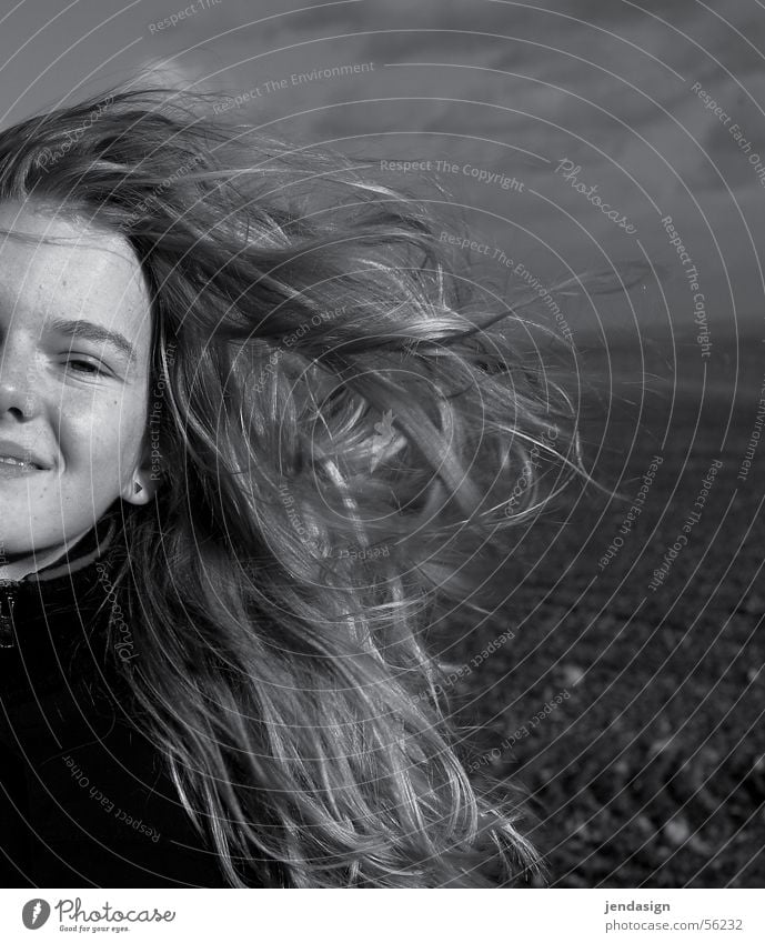 Wind im Haar Mädchen Feld Winter Haare & Frisuren lachen Freude Schwarzweißfoto