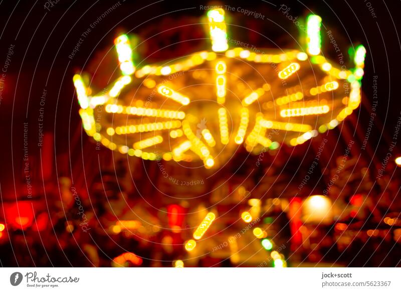 Karussell erleuchtet bei Nacht Weihnachtsmarkt Weihnachten & Advent Weihnachtsstimmung Unschärfe defokussiert leuchten Nachtaufnahme Vergnügen Fahrgeschäft
