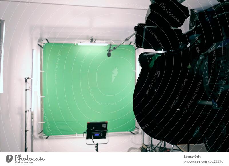 Aufbau in einem TV-Studio mit Greenscreen, Licht und Kamera Hintergrund Fotokamera Chroma-Schlüssel Besprechung leer Gerät Filmmaterial Möbel grün