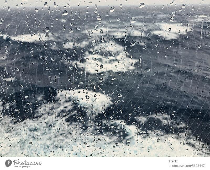 draußen Regen und Sturm Fensterscheibe Glasscheibe Scheibe Seereise Meer Wetter Regentropfen stürmisch Schiffsreise Nordsee Orkanwellen Wind Windböen