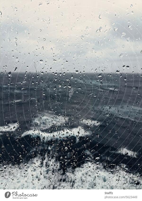 Seereise im Regen und Sturm Fensterscheibe Glasscheibe Nordsee Meer Wetter Regenwetter verregnet Scheibe stürmisch stürmisches Meer stürmisches Wetter Orkan