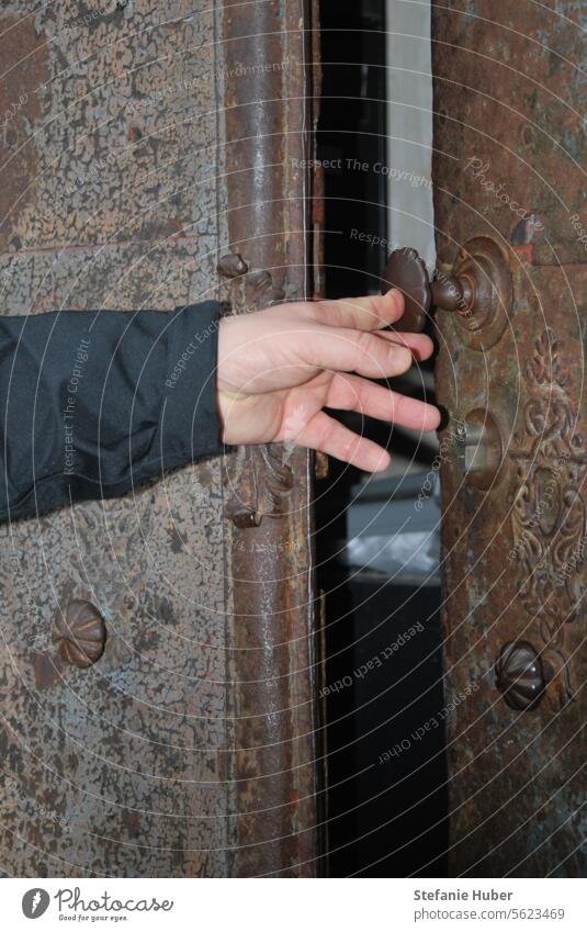 Männerhand öffnet alte Hauseingangstür Tür alte Tür Altstadt Haustür Tür öffnen historisch historische Tür