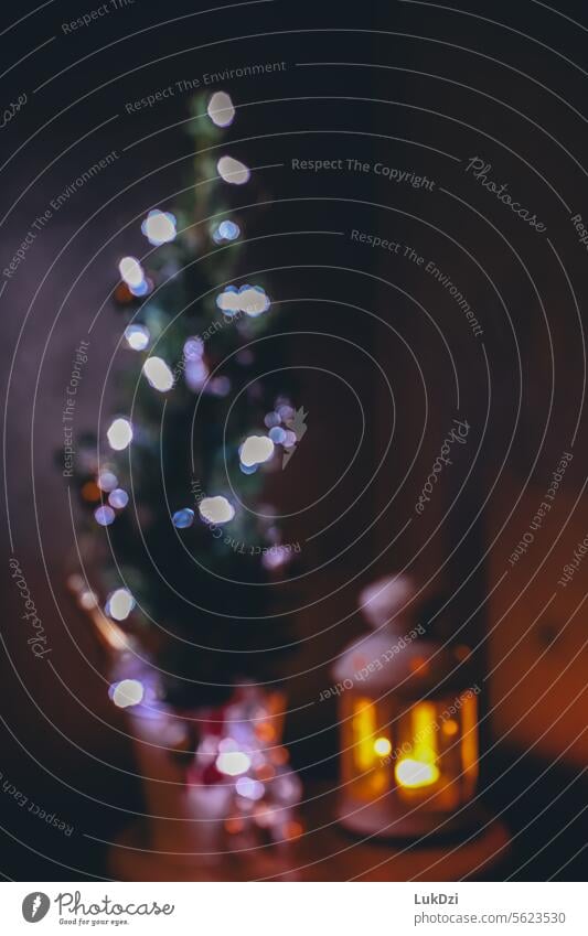Unscharfer Weihnachtsbaum mit Lichterketten Lichterscheinung Abend Adventszeit Beleuchtung Weihnachtsbeleuchtung Vorfreude Stimmung Weihnachtsstimmung