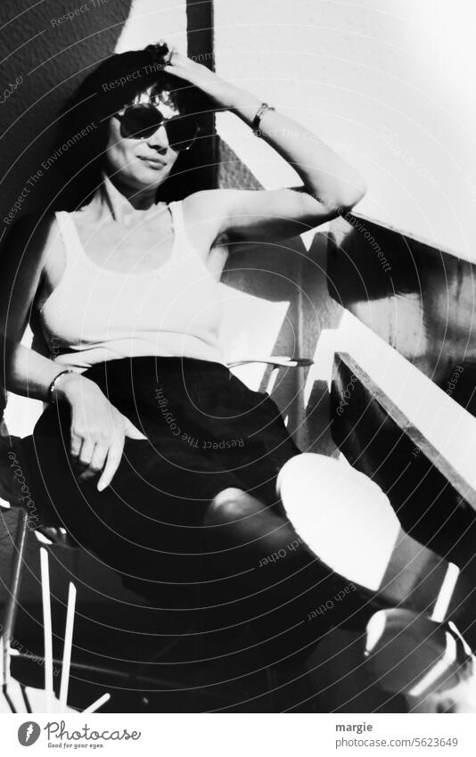 Sonnenbad auf dem Balkon Frau Porträt Foto Bild Schwarzweißfoto Analogfoto analog schwarzweiß Außenaufnahme Licht Schatten sonnebrille dunkelhaarig Hemd Linien