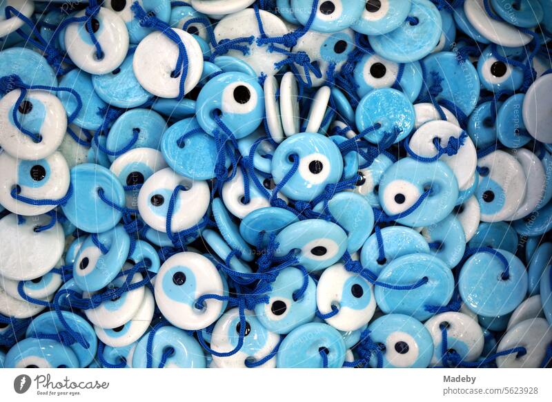 Nazar Auge mit blauem Wollfaden als Anhänger, Glücksbringer, Andenken oder Souvenir in den Gassen des Galataviertel im Stadtteil Beyoglu in Istanbul am Bosporus in der Türkei