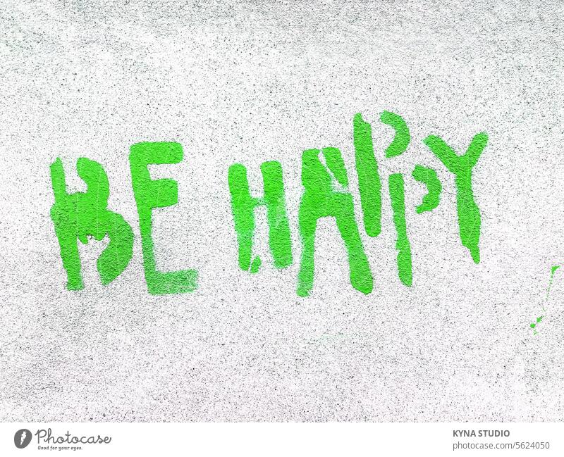 Green Be Happy im Graffiti-Stil geschrieben Hintergrund sein. sich freuen schwarz Blut Postkarte Feier Farbe Farben Mitteilung Konzept Beton kreativ Tag